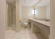 Großzügiges Bad mit Dusche in der Ferienwohnung in Binz auf Rügen